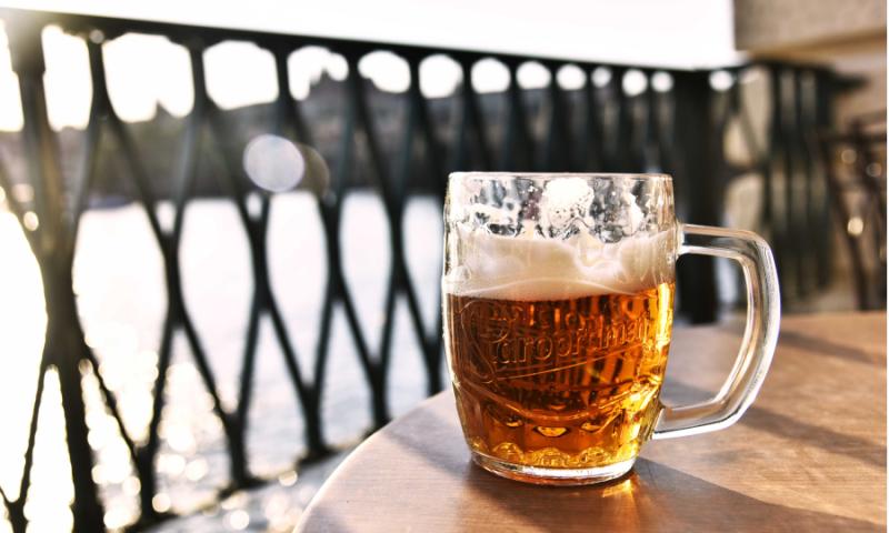 Pul bier op een terras