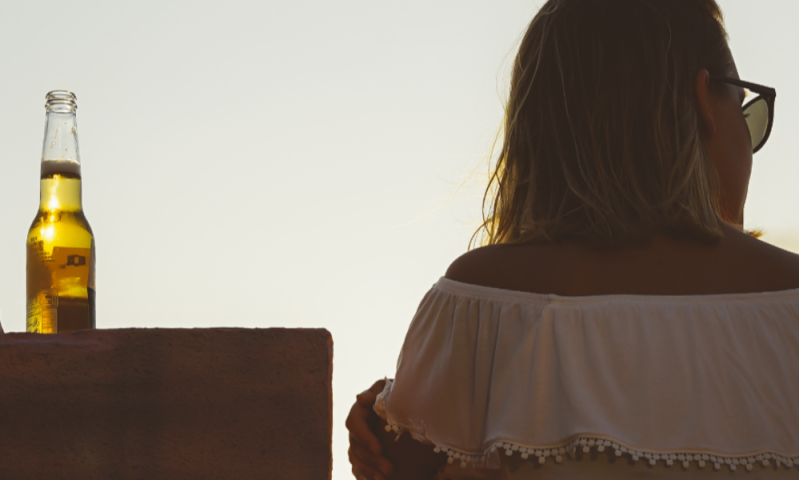 bier in de zon met meisje ernaast bier in de zon met meisje ernaast