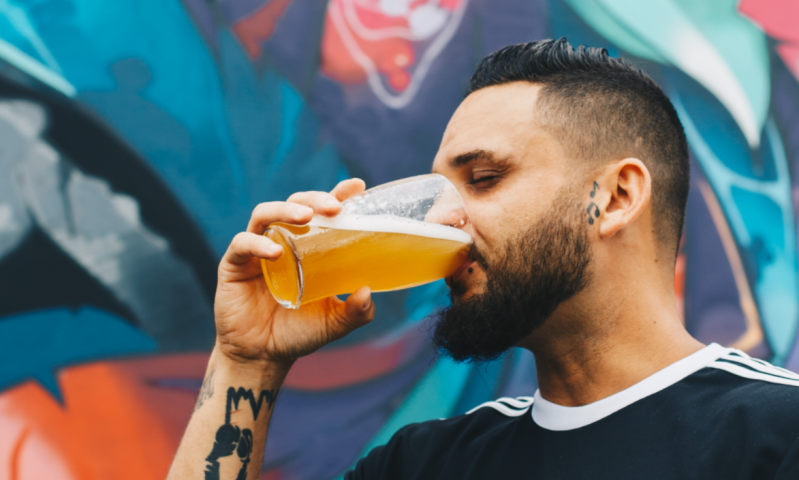 Man neemt flinke slok bier