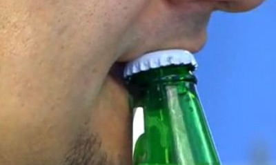 Wereldrecord Bierflesjes openen met je tanden