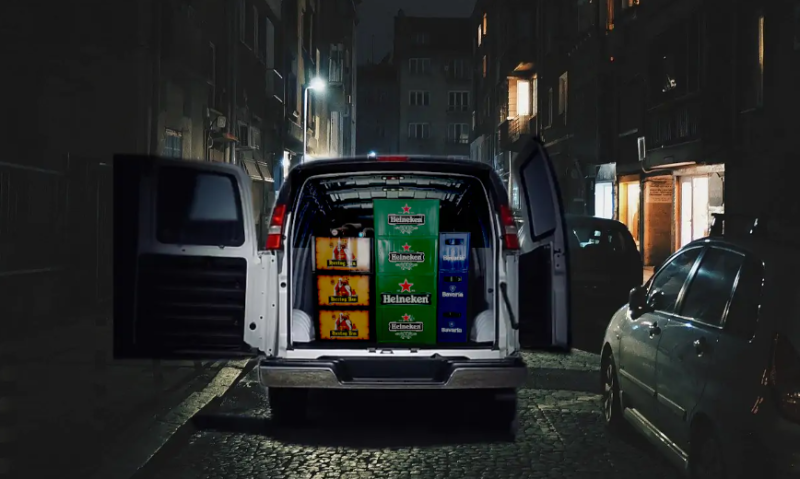 Bierkoerier busje in de straat / bier-koerier.nl Bierkoerier busje in de straat