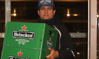 Bierkoerier met twee kratten Heineken Bierkoerier met twee kratten Heineken