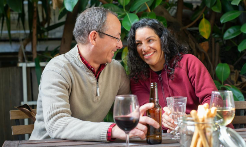 Koppel drinkt wijn en bier / Pexels Koppel drinkt wijn en bier