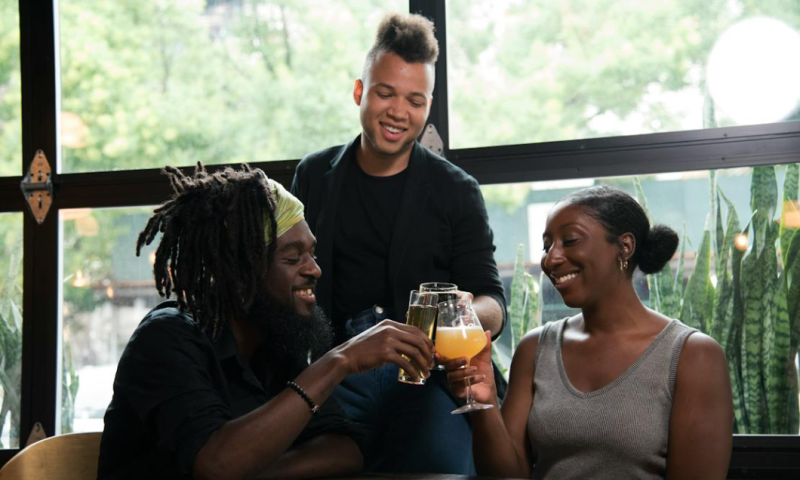 Proosten met verschillende drankjes / Pexels Proosten met verschillende drankjes