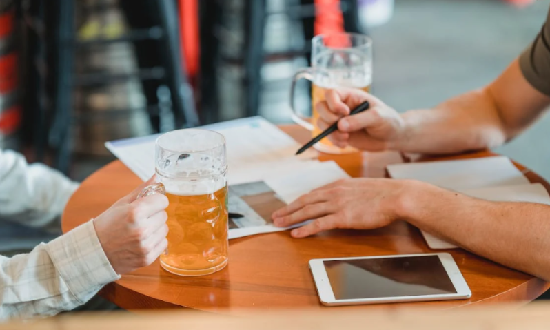 Bier drinken tijdens een werkoverleg / Pexels Bier drinken tijdens een werkoverleg
