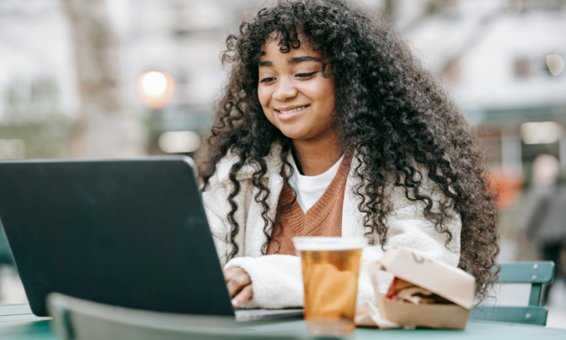 Vrouw aan het werk met een biertje / Pexels Vrouw aan het werk met een biertje