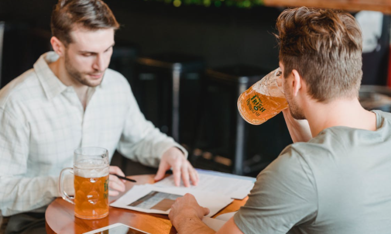 Bier drinken tijdens het werk / Pexels Bier drinken tijdens het werk